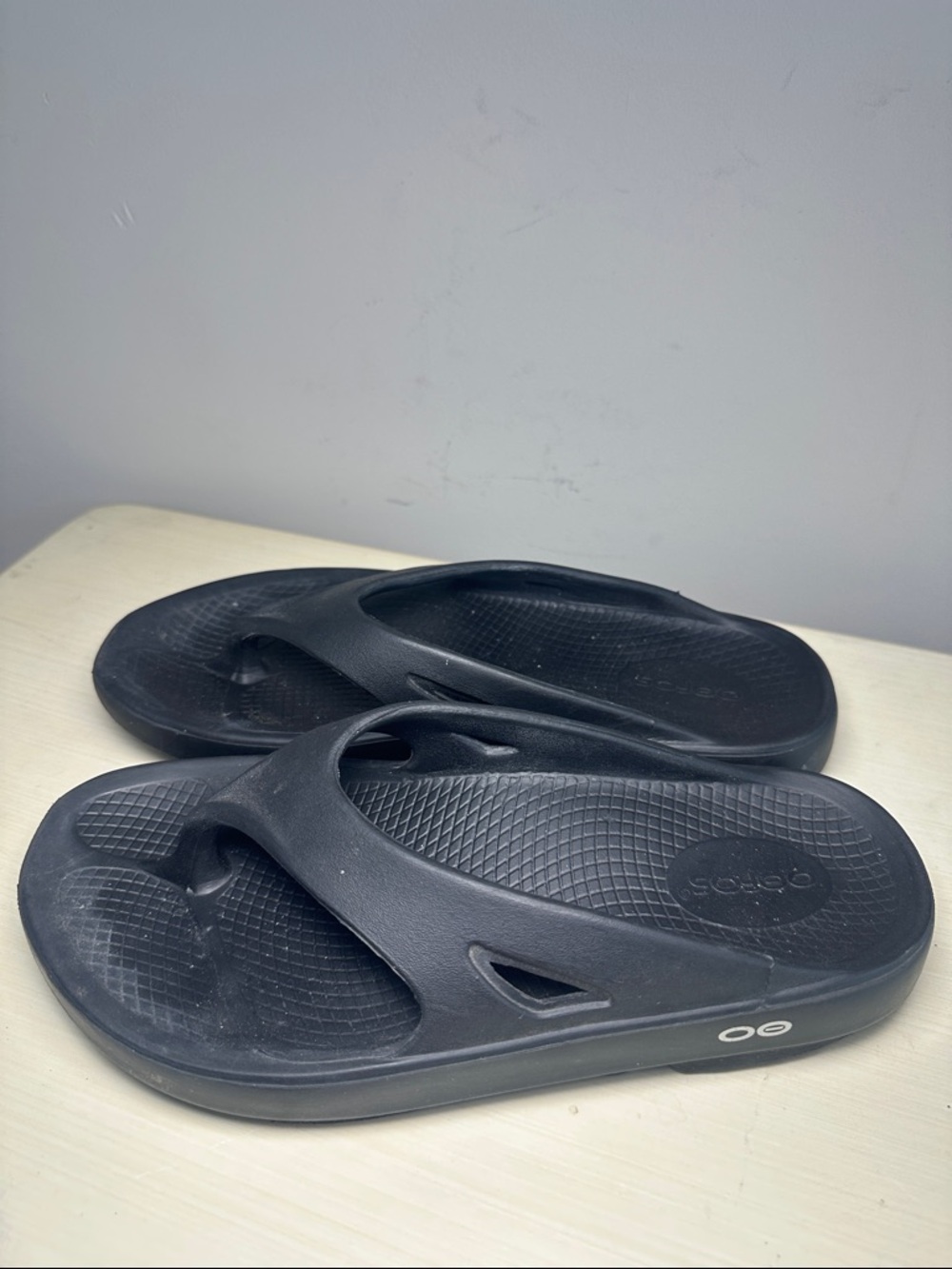 OOFOS Black Recovery Flip Sandals - Picture 3 of 7